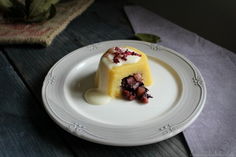 Tortino di polenta con speck, radicchio e fonduta di Asiago