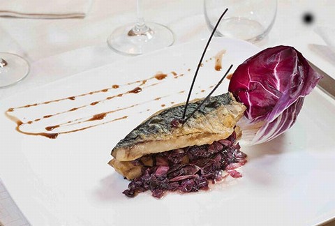 Filetti di sgombro fritti con radicchio sfumato al vino bianco