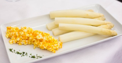 Asparagi e uova in sughetto
