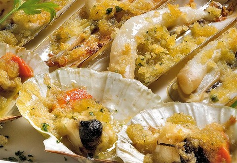 Capesante, cape longhe e canestrelli gratinati