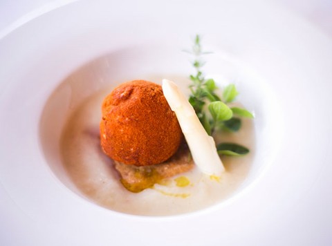 Frittella di baccalà su purea di asparagi bianchi